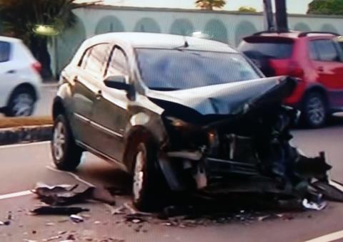 Mulher fica ferida em acidente violento em Manaus 