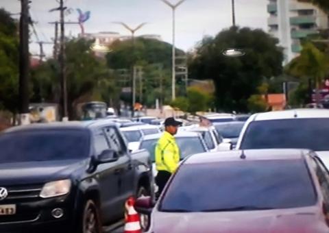 Carros envolvidos em acidente causam caos em avenida de Manaus