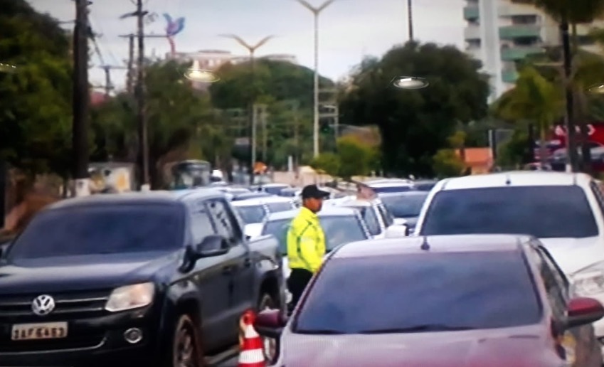 Carros envolvidos em acidente causam caos em avenida de Manaus