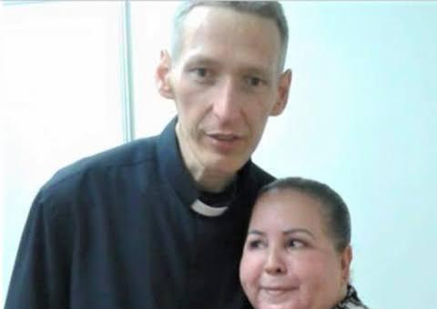 Polícia prende suspeita de aplicar golpe e acusar Padre Marcelo Rossi de plágio