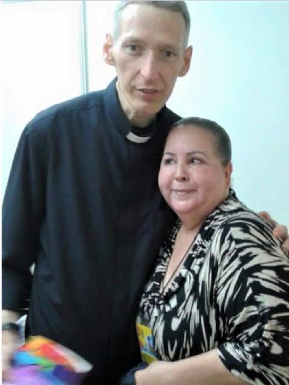 Polícia prende suspeita de aplicar golpe e acusar Padre Marcelo Rossi de plágio