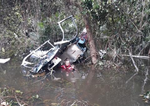 Bombeiros divulgam imagem de destroços de helicóptero que caiu com 4 pessoas no Amazonas