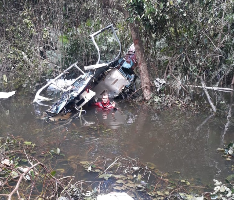 Bombeiros divulgam imagem de destroços de helicóptero que caiu com 4 pessoas no Amazonas