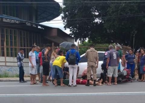 Mulher fica ferida em acidente entre carro e motocicleta em Manaus