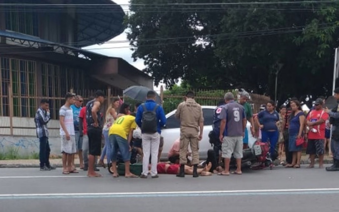 Mulher fica ferida em acidente entre carro e motocicleta em Manaus