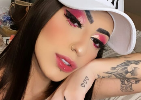 Após reatar namoro, MC Mirella faz tatuagem com o rosto do namorado 