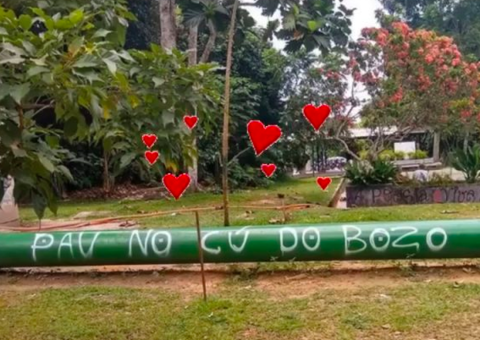 Bolsonaro publica foto de pichação  na Ufam versando sobre 'Pau no C... do Bozo'