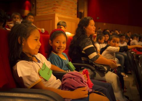 Projeto ‘A Escola Vai ao Teatro’ tem apresentações gratuitas e intérprete de libras