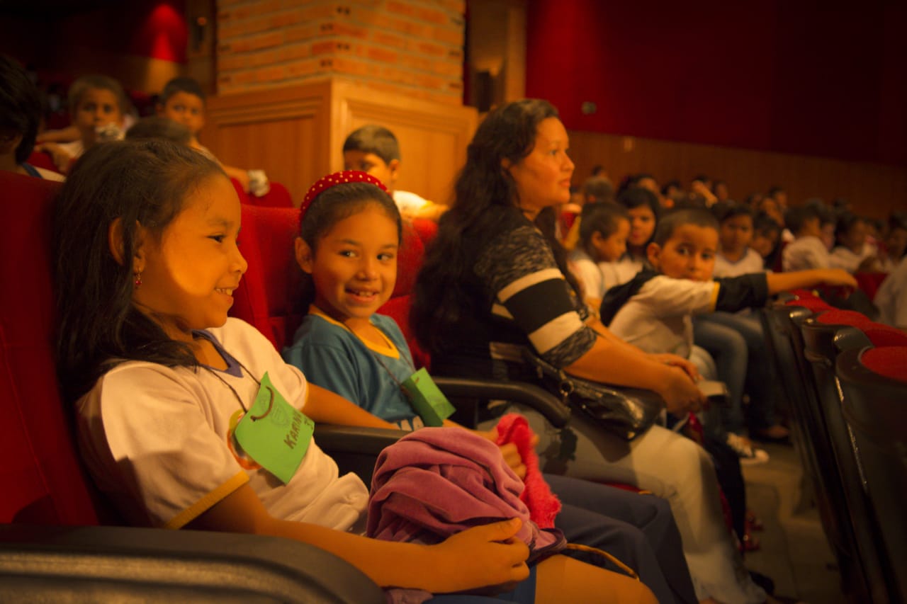 Projeto ‘A Escola Vai ao Teatro’ tem apresentações gratuitas e intérprete de libras