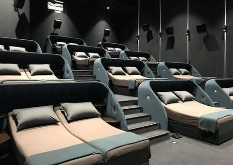 Sala de cinema substitui assentos por camas de casal