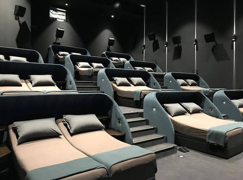 Sala de cinema substitui assentos por camas de casal