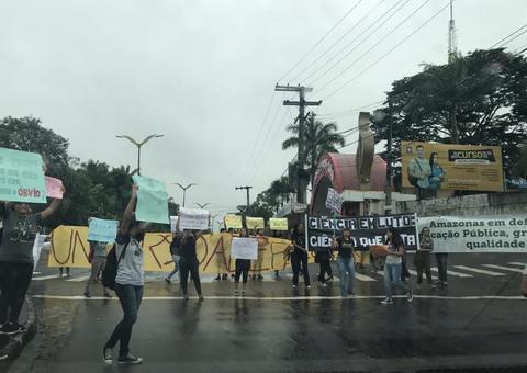 Professores e estudantes da UFAM protestam contra corte de verbas em avenida de Manaus