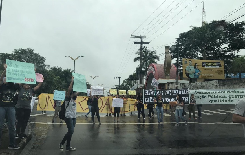 Professores e estudantes da UFAM protestam contra corte de verbas em avenida de Manaus
