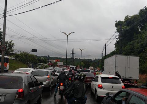 Motoristas sofrem com caos em avenidas causado por manifestação na frente da Ufam