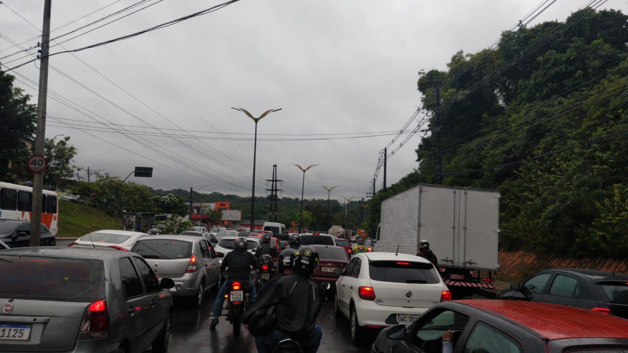 Motoristas sofrem com caos em avenidas causado por manifestação na frente da Ufam