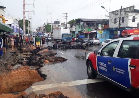 Pista cede durante chuva e revoltados populares bloqueiam avenida em Manaus