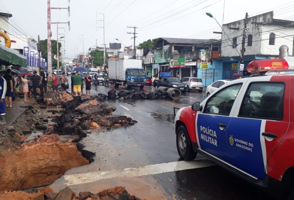 Pista cede durante chuva e revoltados populares bloqueiam avenida em Manaus