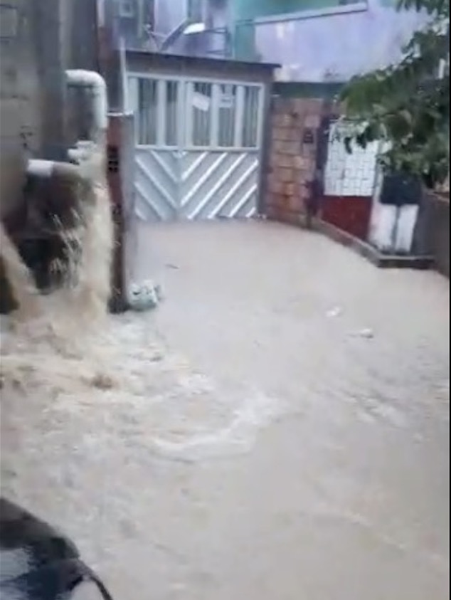 Desabamentos e alagações são registrados em dia de forte chuva em Manaus