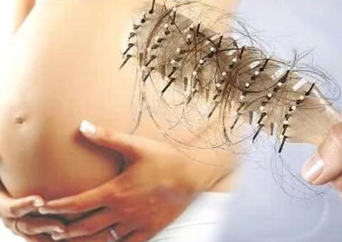 Especialista explica o motivo de mães perderem tanto cabelo no pós-parto