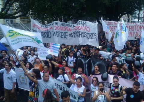 Contra cortes na Educação, manifestantes se reúnem no Centro Histórico de Manaus