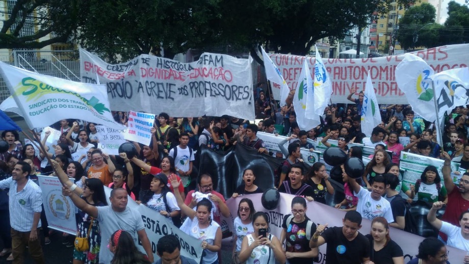 Contra cortes na Educação, manifestantes se reúnem no Centro Histórico de Manaus
