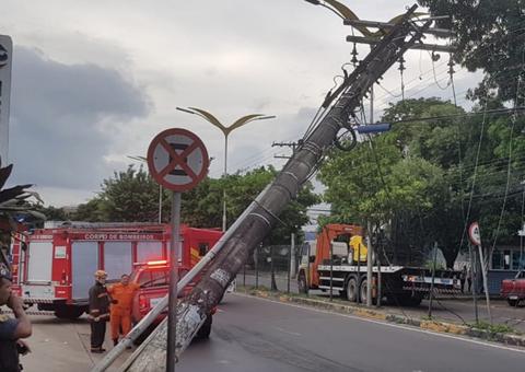 Trânsito fica caótico após poste tombar em avenida de Manaus