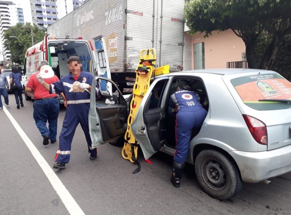 Acidente entre carros deixa uma pessoa ferida em avenida de Manaus