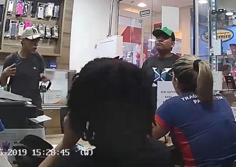 Na frente de criança, dupla invade e rouba loja de celulares no Uai Shopping em Manaus