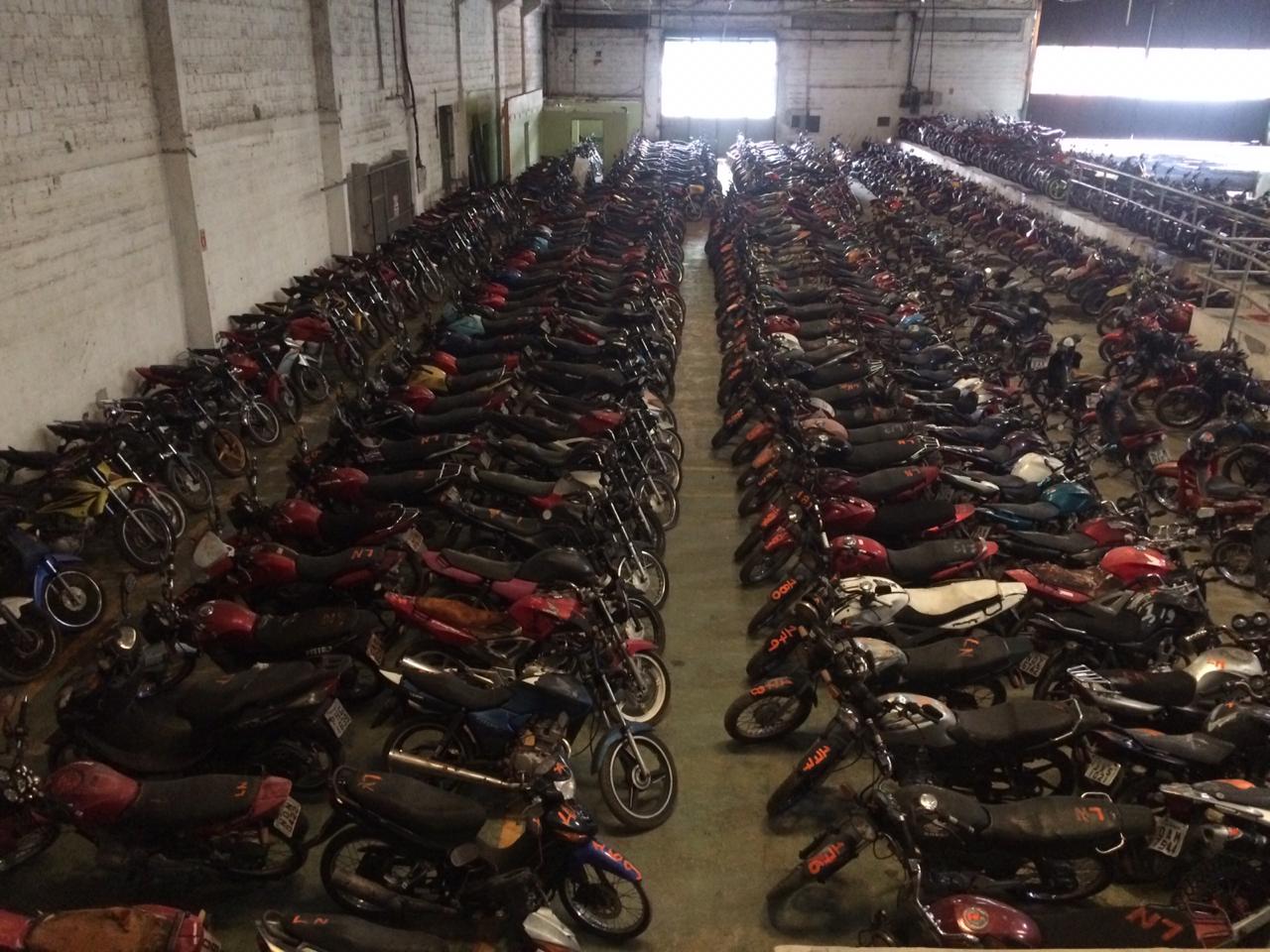 Detran leiloa mais de 500 veículos apreendidos em fiscalizações no Amazonas