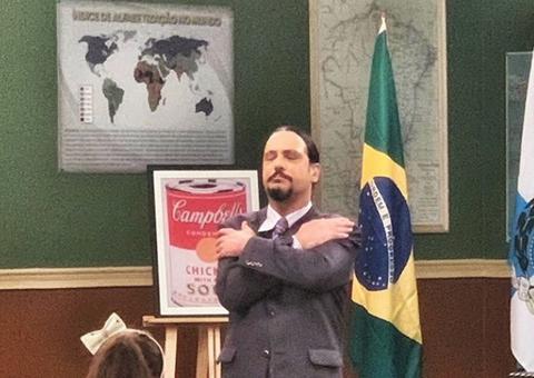 Lucio Mauro Filho se emociona ao interpretar personagem do pai na 'Escolinha' após sua morte