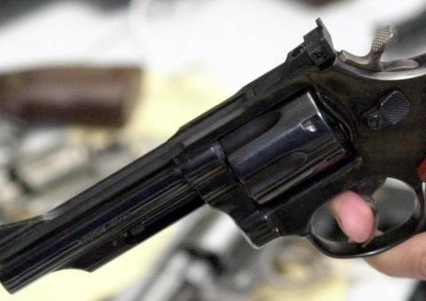 Descontrolado, homem rouba arma do irmão e faz motorista de clínica refém em Manaus 