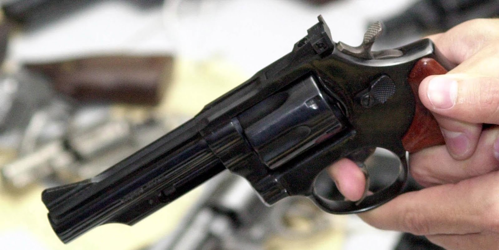 Descontrolado, homem rouba arma do irmão e faz motorista de clínica refém em Manaus 