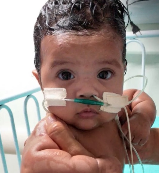 À espera de cirurgia no coração, bebê morre dentro de hospital por falta de leito em Manaus