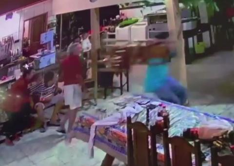Vídeo: Homem atira cadeira em ladrão para proteger família em assalto e é morto