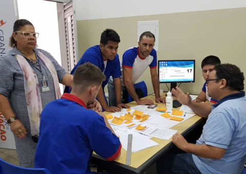 No Senai Amazonas, estudantes reaproveitam pneus para produzir asfalto