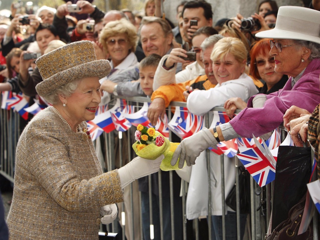 Rainha Elizabeth oferece emprego de social media com salário de R$ 152 mil 