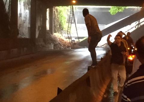 Trecho de túnel desaba sobre ônibus no Rio de Janeiro 