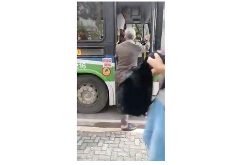 Motorista dá chutes e empurra idoso para impedir embarque em ônibus; veja vídeo 