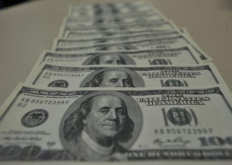 Dólar supera R$ 4,10 e fecha no maior valor em oito meses