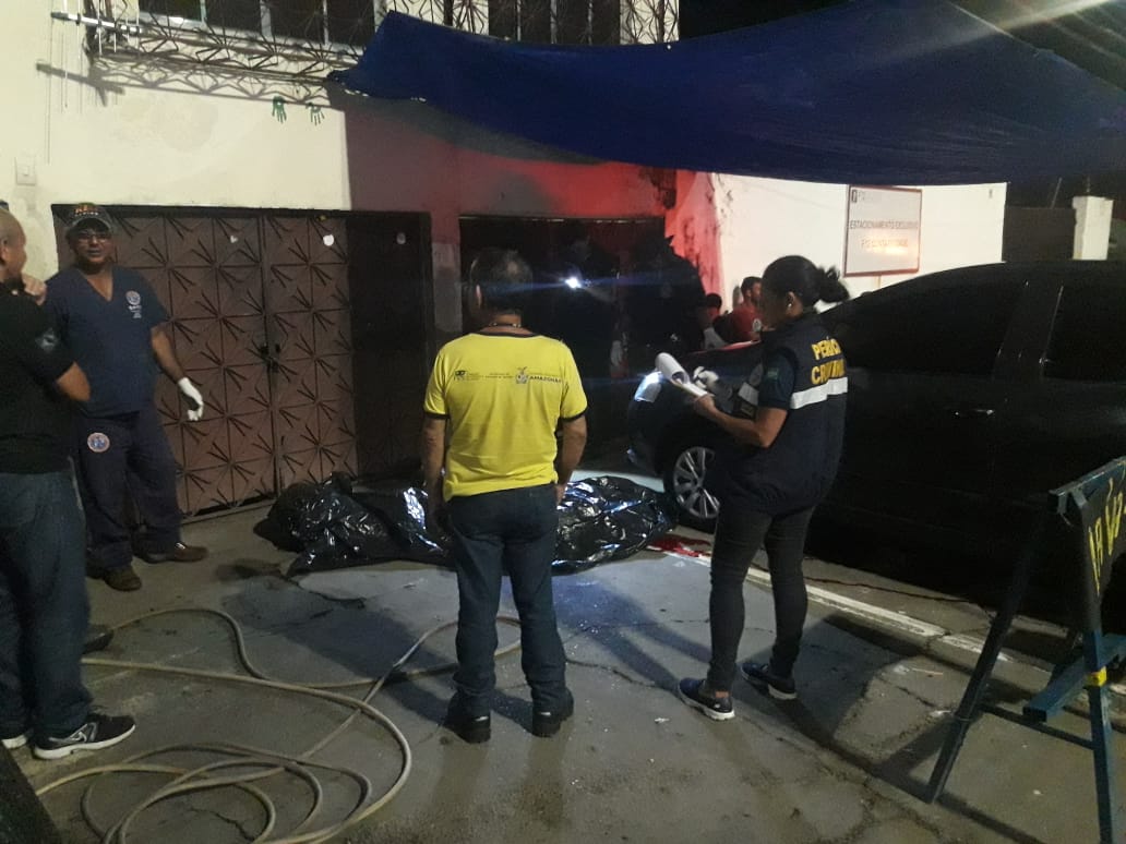 Homem é supreendido por trio em carro e morre com 4 tiros em Manaus