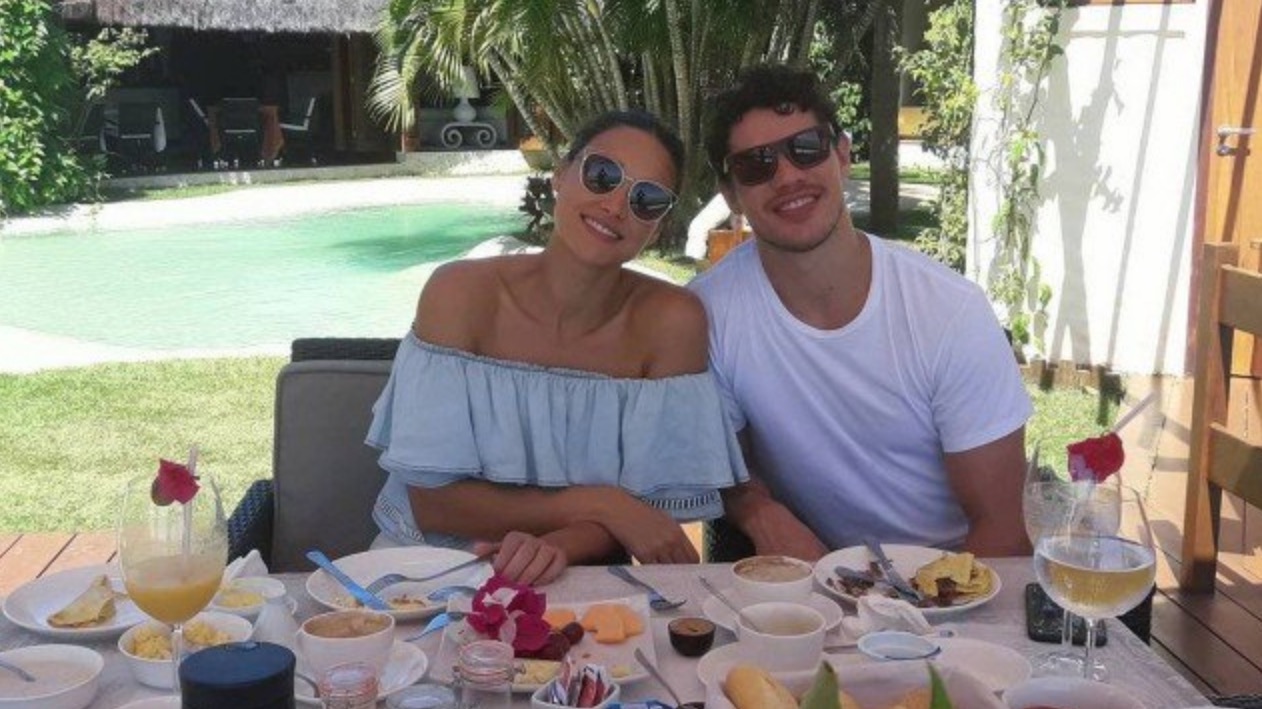 Foto de José Loreto e Débora Nascimento felizes em hotel é antiga  