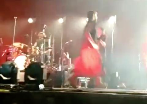 Vocalista do Legião Urbana André Frateschi cai do palco durante show