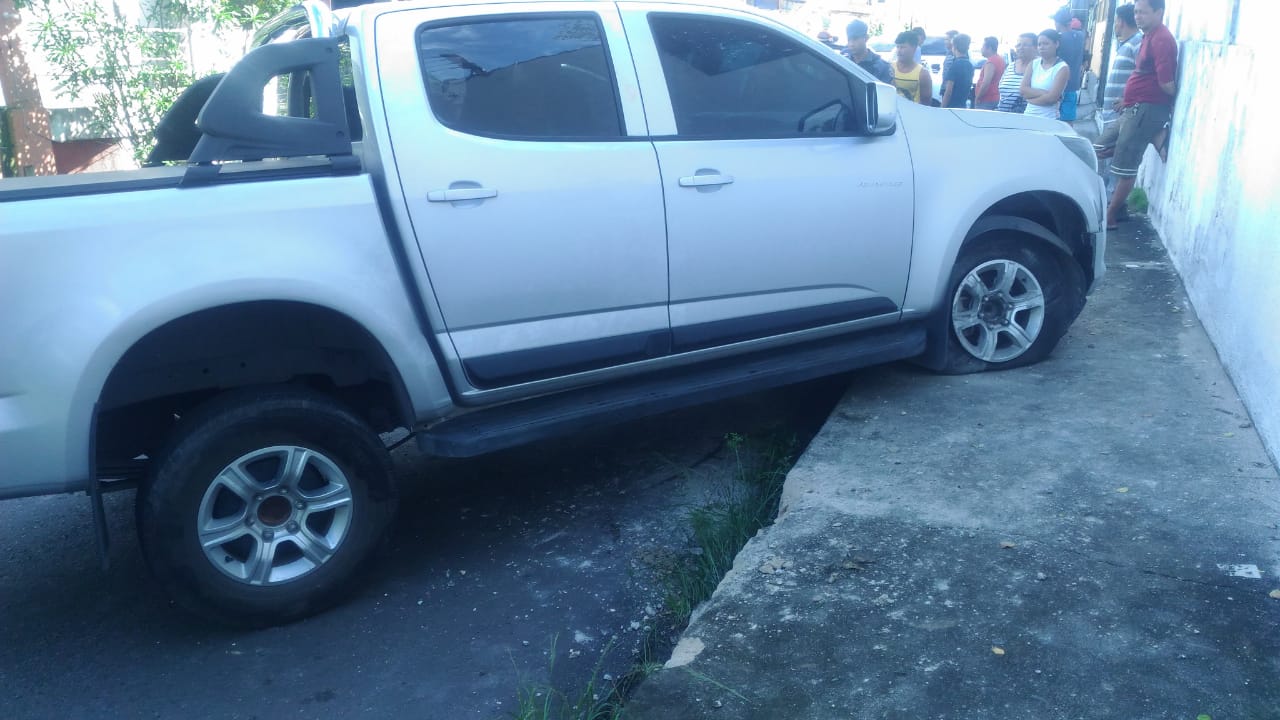 Em Manaus, dupla rouba carro e sofre acidente ao ser perseguida pela polícia