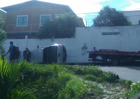 Em Manaus, dupla rouba carro e sofre acidente ao ser perseguida pela polícia