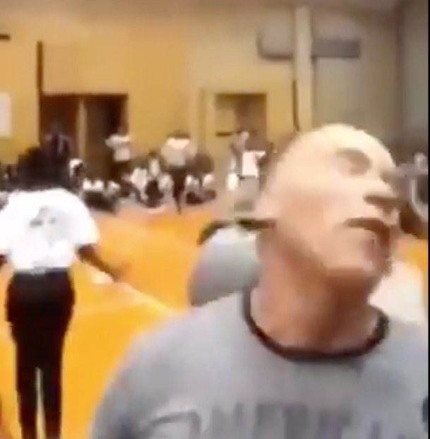 Arnold Schwarzenegger é atacado violentamente pelas costas em evento 