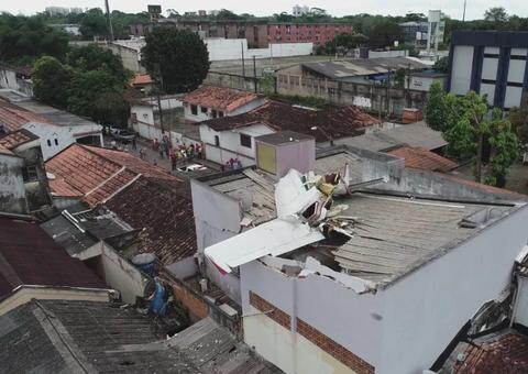 Avião com quatro pessoas cai em cima de casa no Pará