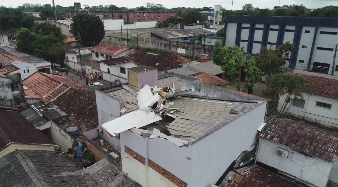 Avião com quatro pessoas cai em cima de casa no Pará