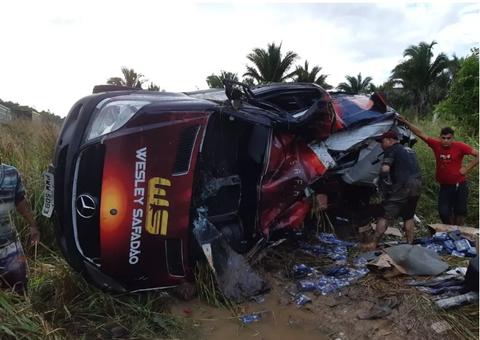 Van de Wesley Safadão sofre grave acidente em rodovia