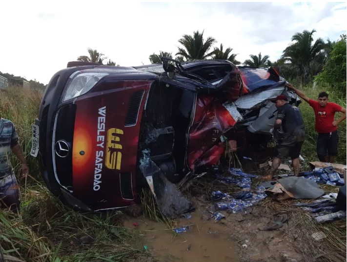 Van de Wesley Safadão sofre grave acidente em rodovia