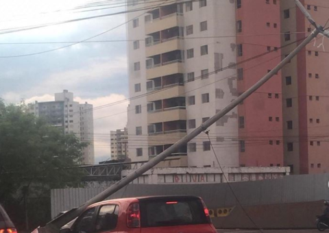 Motorista atinge poste e moradores ficam sem energia em 	Manaus 